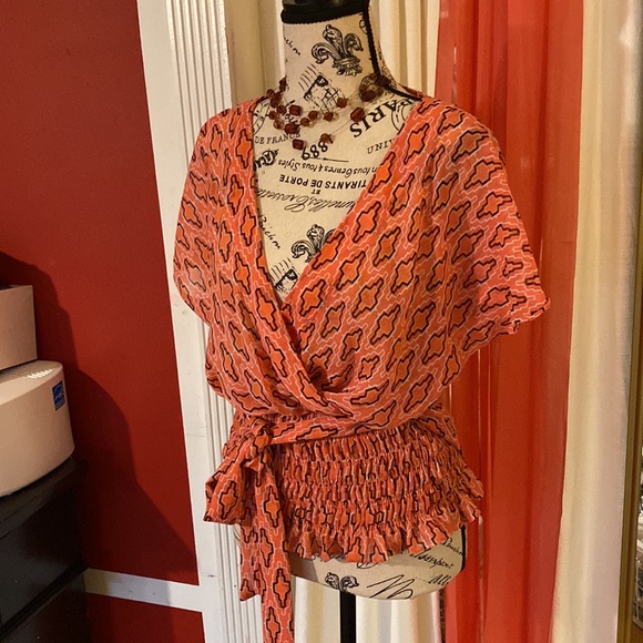 Small Worthington blouse with a belt comes with hoop for the belt short sleeve . - Picture 5 of 7